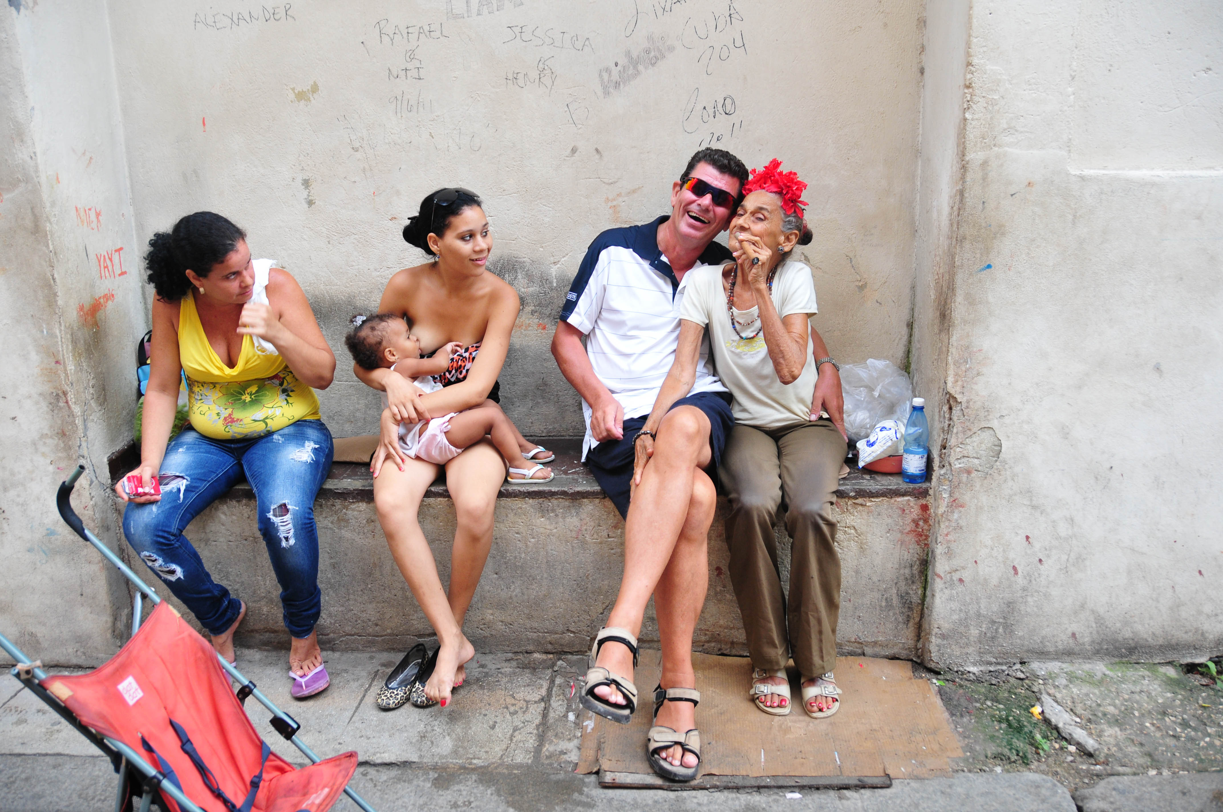 Detta fotot togs precis utanför Hemingways favoritbar i Havanna, Flodita. (Tjejen till höger såg jag inte förrän jag framkallade fotot!)