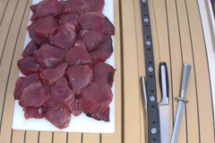 Köttet från tonfisken åt Johnny och jag rått, som den finaste sushi!